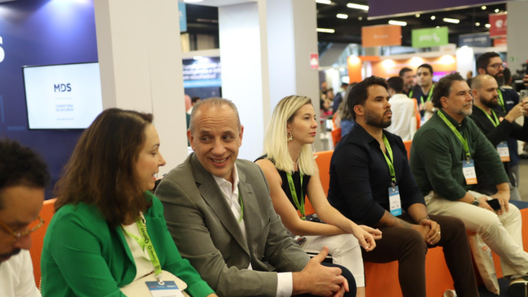 Arena DeMostage audience